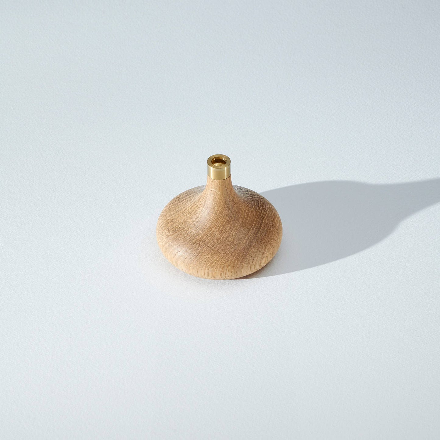 Kerzenhalter aus Eiche: Buchse aus glänzendem Messing
