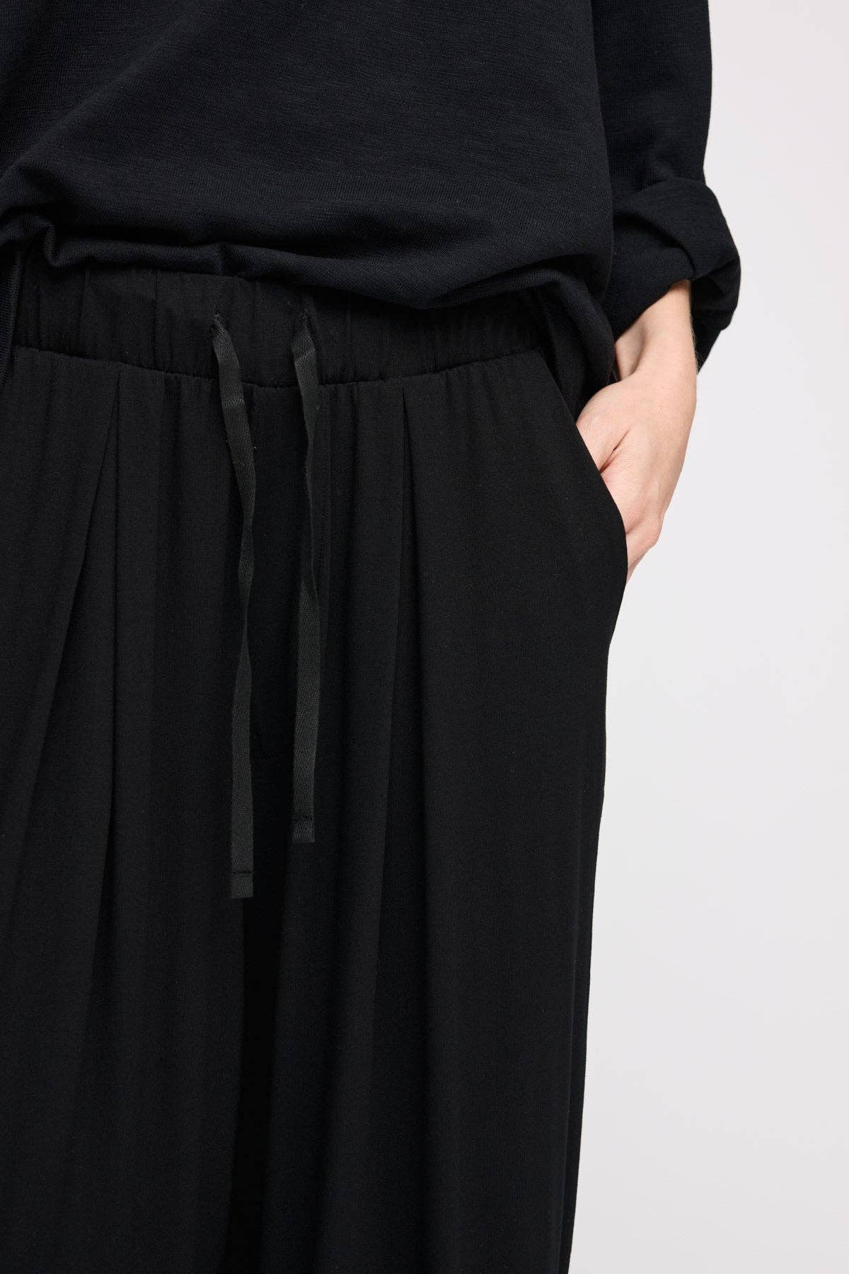PLEATED TROUSERS | Ecovero™ viscose black