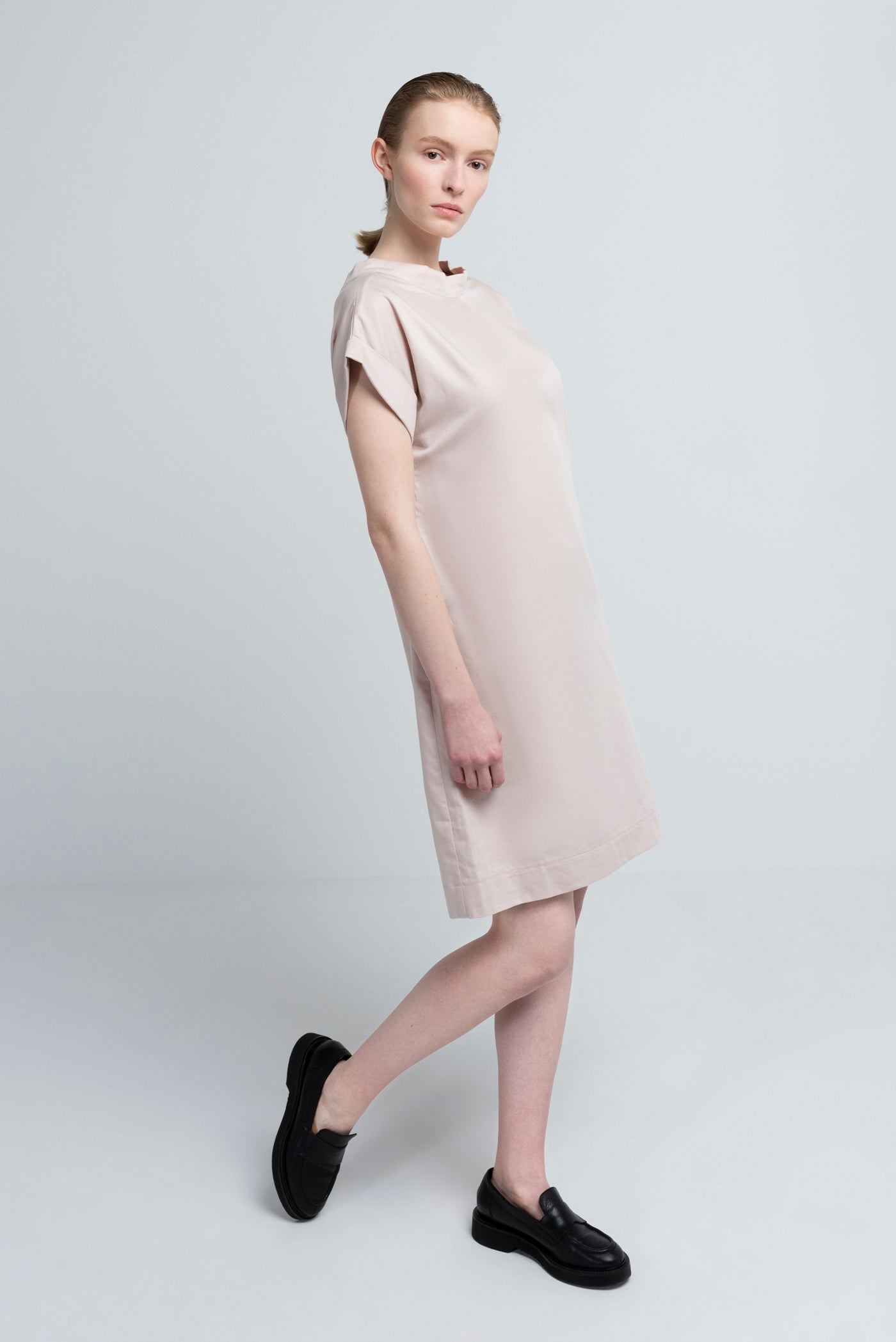 SHEATH DRESS | cotton satin almond