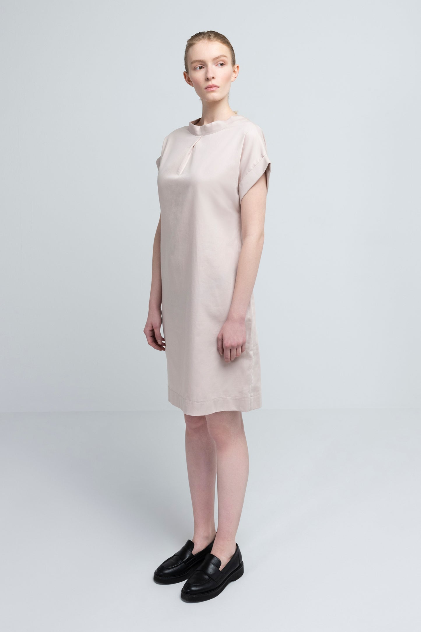 SHEATH DRESS | cotton satin almond