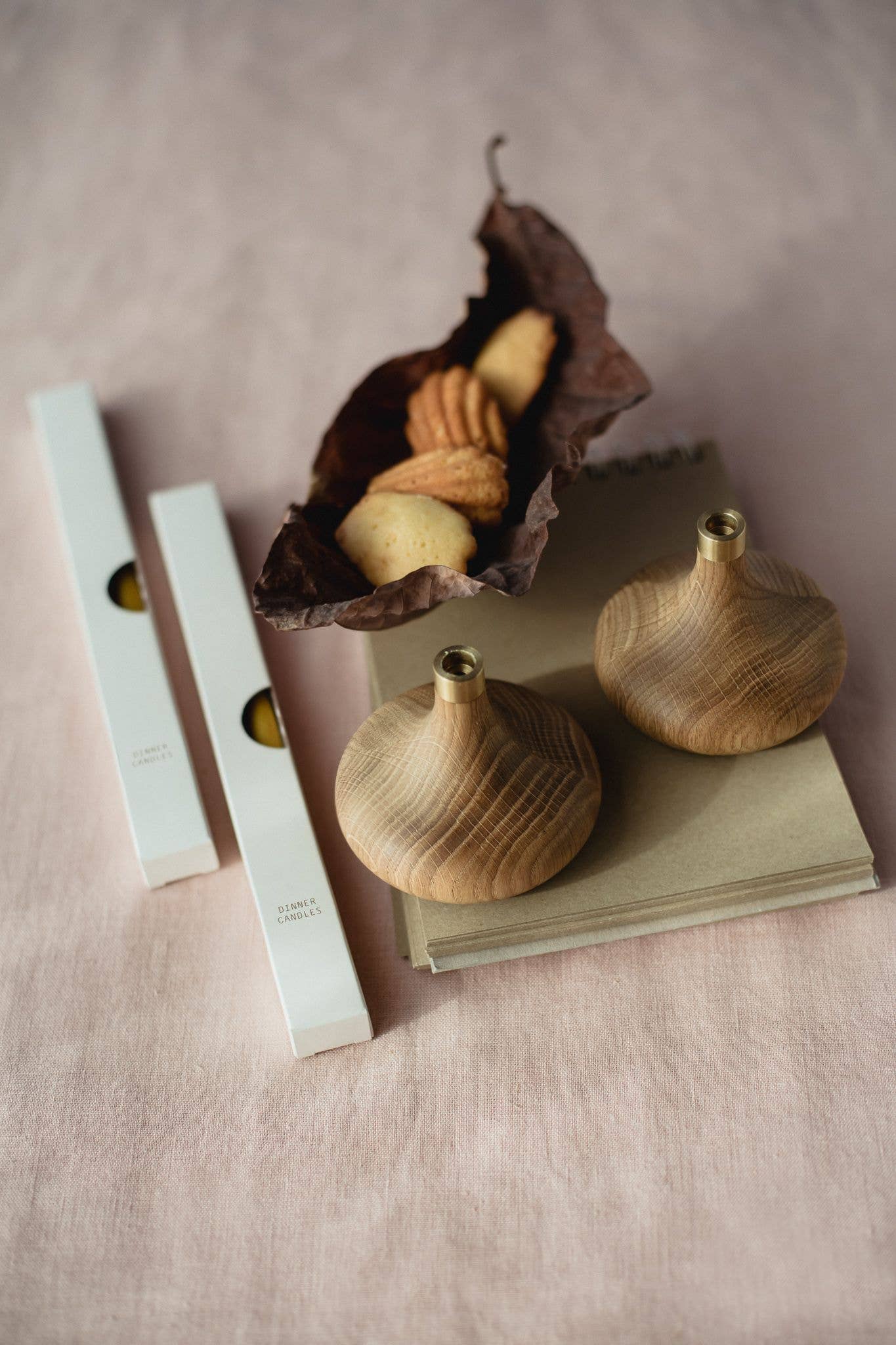 Kerzenhalter aus Eiche: Buchse aus glänzendem Messing